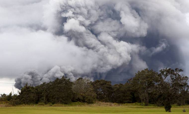 Χαβάη: Παίζουν γκολφ σε απόσταση αναπνοής από το ηφαίστειο Κιλαουέα