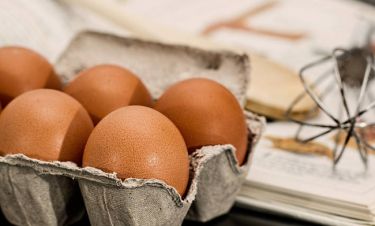 Νέα επιστημονική έρευνα «αποποινικοποιεί» την κατανάλωση αυγών
