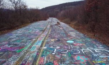 Ο δρόμος είχε τη δική του ιστορία: Ένας αυτοκινητόδρομος – έργο τέχνης σε μία πόλη φάντασμα