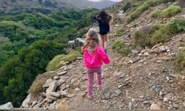 Ελένη Μενεγάκη: Οι νέες φωτο με τις κόρες της να βολτάρουν στην Άνδρο έριξαν το Instagram