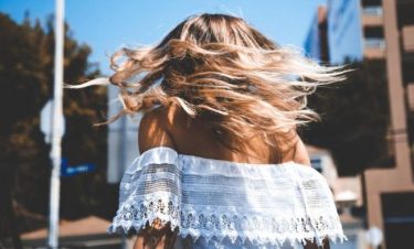 Hair inspo: Εύκολα χτενίσματα για να υποδεχθείς τον Ιούνιο