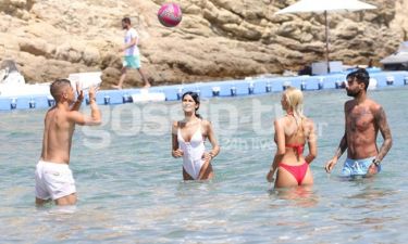 Διεθνείς Έλληνες ποδοσφαιριστές παίζουν... μπάλα στην παραλία αλλά πρωταγωνιστούν τα κορίτσια τους!