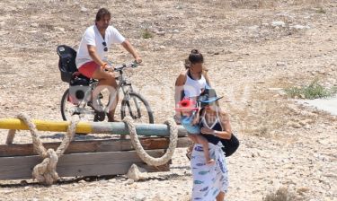 Ελένη Μενεγάκη: Με τα παιδιά της και τον Μάκη διακοπές στα Κουφονήσια