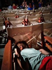 Ο γιος του κοιμήθηκε στις καρέκλες του θεάτρου