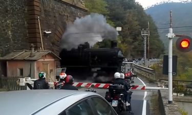 Εντυπωσιακό: Τρένο βγαίνει από το τούνελ–Αυτό που ακολουθεί θα σας αφήσει με το στόμα ανοιχτό (vid)