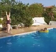 Βίντεο για πολλά γέλια: Η Σοφία Βογιατζάκη με κινήσεις μπαλαρίνας κάνει βουτιά στην πισίνα 