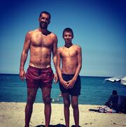 Αλέκα Καμηλά: Φωτογραφίζει τον  Στογιάκοβιτς με τον γιο τους στην παραλία