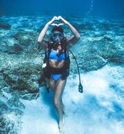 Ελληνίδα τραγουδίστρια κάνει scuba diving