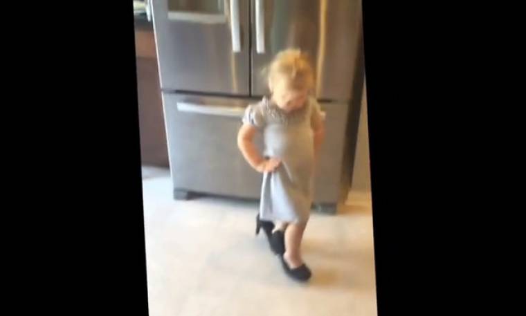Κοριτσάκι χορεύει χαριτωμένα με τα τακούνια της μαμάς της!