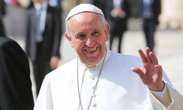 «Θερμή» υποδοχή για τον Πάπα Φραγκίσκο στην Ιρλανδία (vid)
