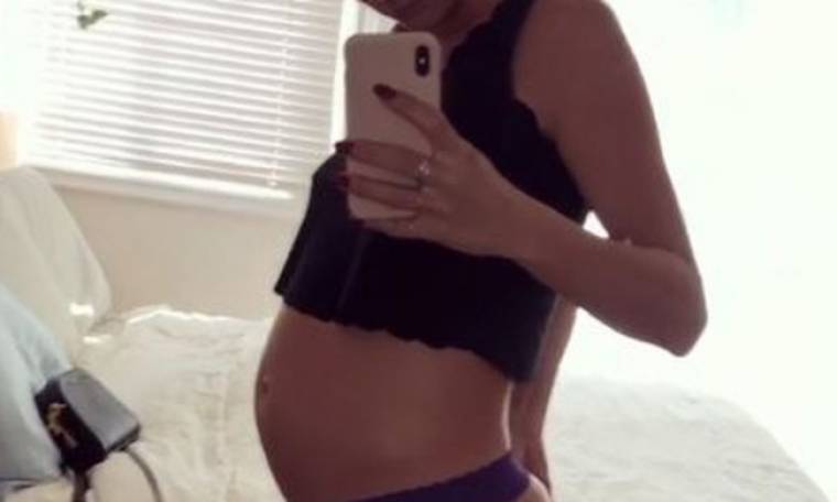 Είναι έγκυος για δεύτερη φορά και μας δείχνει ότι το παντελόνι της, δεν της κάνει πια (vid)