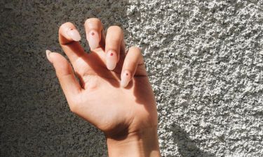 10 minimal nail art που μπορείς να κάνεις πάνω από τα ήδη βαμμένα νύχια σου
