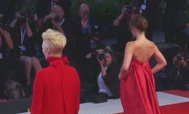 Οι συντελεστές της ταινίας «Suspiria» στο κόκκινο χαλί ντυμένοι στα… κόκκινα!