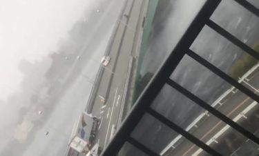 Απίστευτο θέαμα στην Ιαπωνία: Τυφώνας «σηκώνει» ακόμα και φορτηγό (vid)