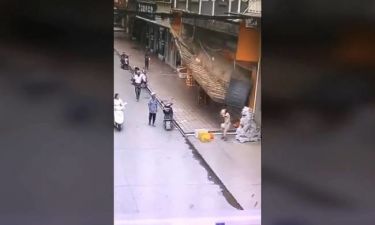 Πανικός στην Κίνα: Πεζοί καταπλακώθηκαν από πινακίδα καταστήματος - Σοκαριστικό βίντεο