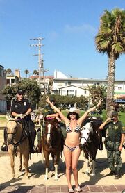 «Χάζεψε» τους αστυνομικούς! Μόνο με το μαγιό της στους δρόμους του L.A η Δέσποινα Μοίρου
