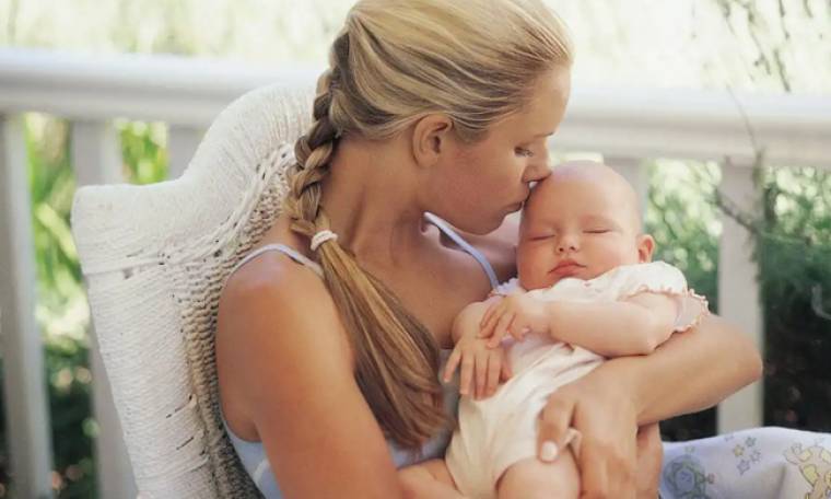 Επιστημονική εξήγηση μας κάνει να χαμογελάμε: Να γιατί κρατάμε τα μωρά μας με το αριστερό χέρι