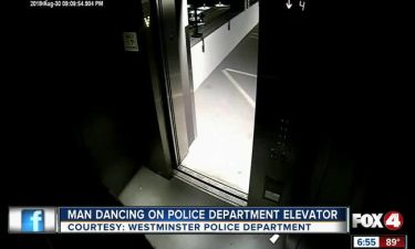 Άντρας χορεύει σε ασανσέρ αστυνομικού τμήματος (vid)