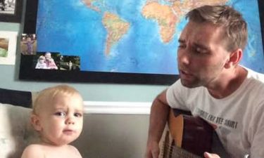 Ένα ξεχωριστό ντουέτο: Μπαμπάς και γιος τραγουδάνε και ο μικρός έχει μεγάλο ταλέντο (vid)