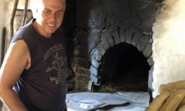 Χίος: Ένας αλλιώτικος ξυλόφουρνος που προσελκύει ντόπιους και τουρίστες