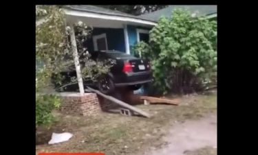 Απίστευτο! Πάρκαρε το αυτοκίνητό του στην υπερυψωμένη βεράντα για να το σώσει από τον τυφώνα!