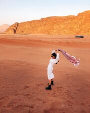 Η Κόνι με μαντίλα στην Ιορδανία