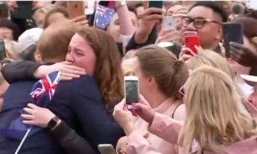 Mία έφηβη πλάνταξε στο κλάμα όταν την αγκάλιασε ο Πρίγκιπας Χάρι