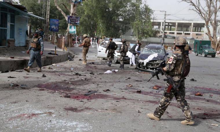 Φρίκη στο Αφγανιστάν: Βομβιστής αυτοκτονίας έβαψε τις εκλογές στο αίμα – Τουλάχιστον 15 νεκροί