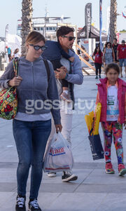 Καμπούρη – Ταρασιάδης: Ταξιδάκι τις Σπέτσες με τις κόρες τους!
