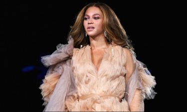 Σε ποια διάσημη τραγουδίστρια μεταμφιέστηκε η Beyoncé απίστευτα επιτυχημένα;