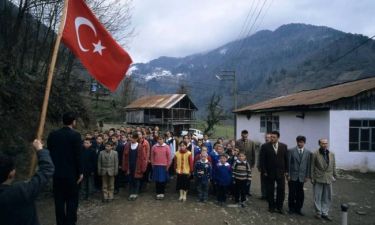 Φανατίζουν τους Τούρκους μαθητές με όρκο από το παρελθόν στα σχολεία