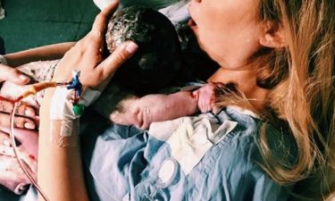 Η πρώτη φωτογραφία λίγα λεπτά μετά τη γέννηση του γιου της