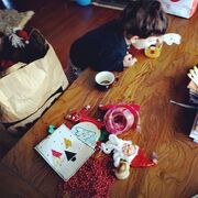 Δείτε τη Βανέσσα Αδαμοπούλου να στολίζει με τον τρίχρονο γιο της το σπίτι τους για τα Χριστούγεννα