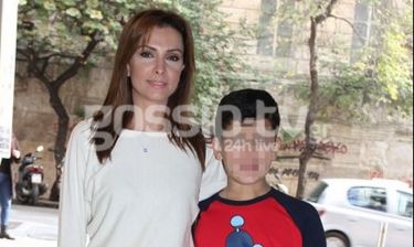 Μαρία Σαράφογλου: Σπάνια έξοδος με τον γιο της στο θέατρο! (Photos)