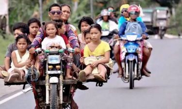 Φιλιππίνες: Ταξί - μοτοσυκλέτες μεταφέρουν μία ολόκληρη οικογένεια (vid)