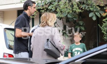 Νίκη Κάρτσωνα - Νίκος Χατζής: Με τον γιο τους στο κέντρο της Αθήνας (Photos)