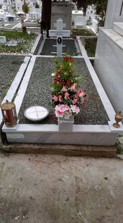 Γνωστή Ελληνίδα στόλισε τον τάφο της μητέρας της - Σε λίγες μέρες θα στολίσει και του σύζυγου της