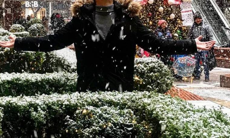 Πρώην παίκτης ριάλιτι απολαμβάνει το χιόνι στη Θεσσαλονίκη!