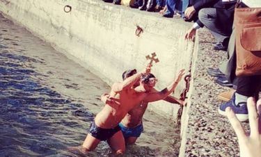 Θεοφάνια 2018: Γνωστός Έλληνας βούτηξε στα παγωμένα νερά και έπιασε τον σταυρό!