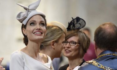 Μόνο η Angelina Jolie θα μπορούσε να πάει στο μανάβικο ντυμένη κάπως έτσι...