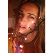 Ελληνίδα ηθοποιός ποζάρει τυλιγμένη με χριστουγεννιάτικα φωτάκια!