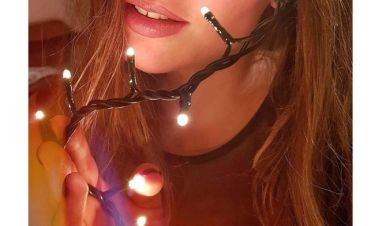 Ελληνίδα ηθοποιός ποζάρει τυλιγμένη με χριστουγεννιάτικα φωτάκια!