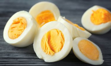 Πόσα αυγά μπορείτε να τρώτε με ασφάλεια καθημερινά (video)