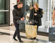 Γιάννης Βαρδής: Η βόλτα, τα ψώνια και τα τρυφερά φιλιά με τη σύζυγό του!