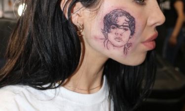 Απίστευτο! Γνωστή τραγουδίστρια έκανε στο μάγουλό της τατουάζ το πρόσωπο διάσημου συναδέλφου της