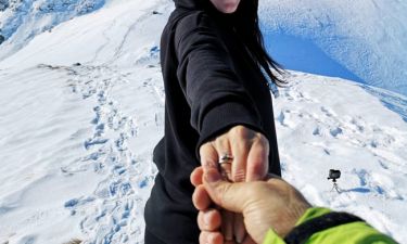 Έλληνας παρουσιαστής έκανε πρόταση γάμου στην αγαπημένη του στις... Άλπεις