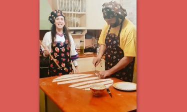 Κατερίνα Στικούδη: Δείτε την στην κουζίνα του σπιτιού της να φτιάχνει τυροπιτάκια με τον άντρα της