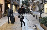 Στέλλα Γιαμπουρά: Βόλτα με το σκυλάκι της στο Κολωνάκι!