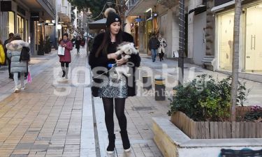Στέλλα Γιαμπουρά: Βόλτα με το σκυλάκι της στο Κολωνάκι!