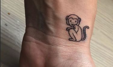 Κι όμως, τραγουδίστρια έκανε στο χέρι της τατουάζ… μαϊμού